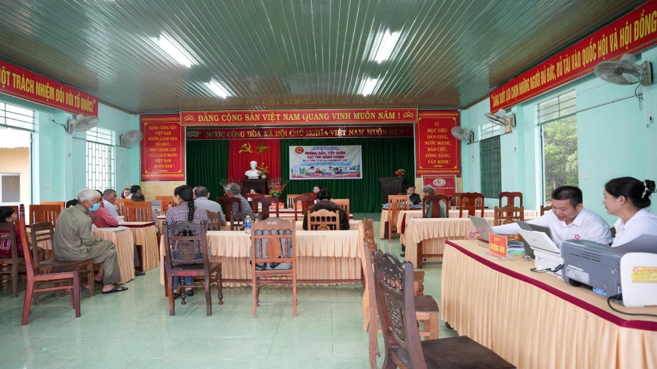 Về tận thôn hỗ trợ người dân làm thủ tục hành chính