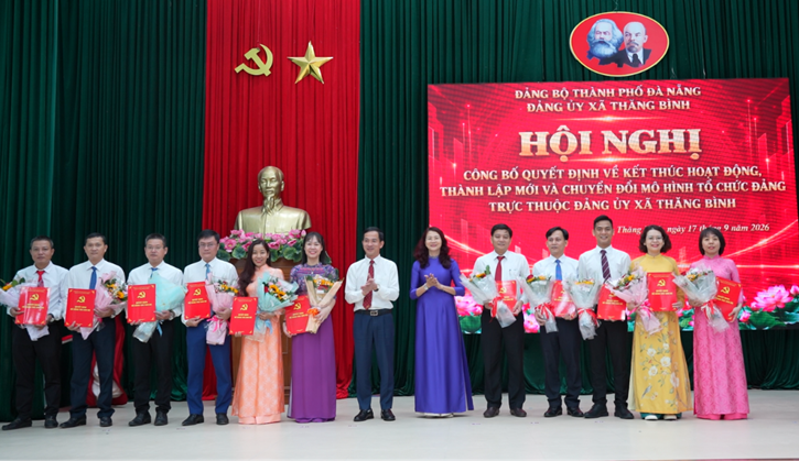 Công bố các quyết định sắp xếp, kiện toàn tổ chức đảng và công tác cán bộ