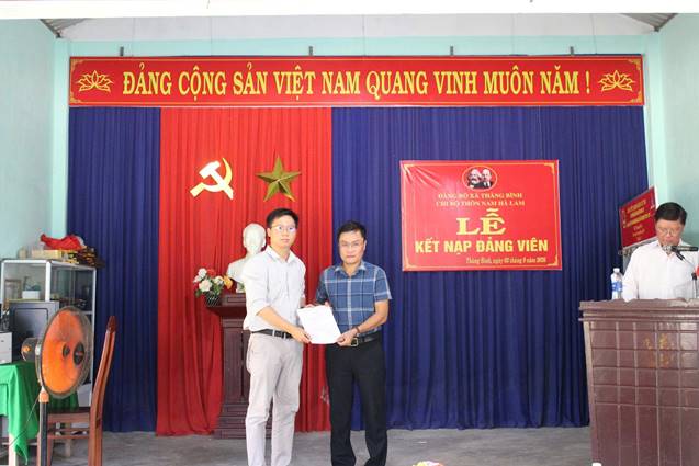 Các chi bộ thôn tổ chức Lễ kết nạp đảng viên và trao quyết định công nhận đảng viên chính thức