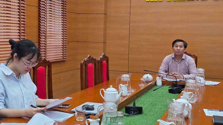 Họp nghe phương án thiết kế, đầu tư sửa chữa, nâng cấp Sân vận động xã