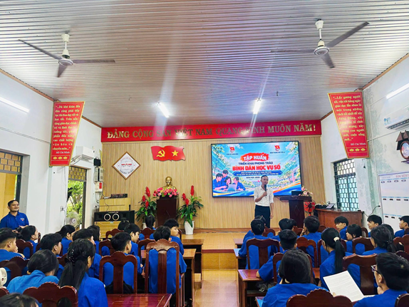 Trường THPT Tiểu La hưởng ứng Ngày Chuyển đổi số quốc gia, lan tỏa phong trào “Bình dân học vụ số”