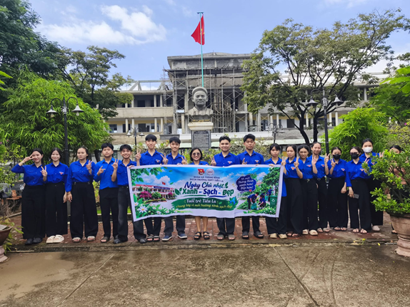 Tuổi trẻ Trường THPT Tiểu La ra quân hưởng ứng “Ngày Chủ nhật Xanh - Sạch - Đẹp”