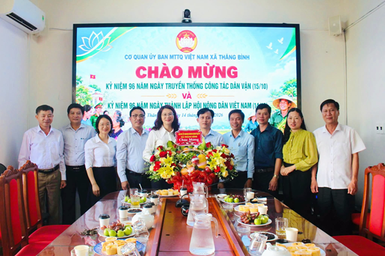 Lãnh đạo xã Thăng Bình thăm, chúc mừng Ngày truyền thống công tác dân vận của Đảng và Ngày thành lập Hội Nông dân Việt Nam
