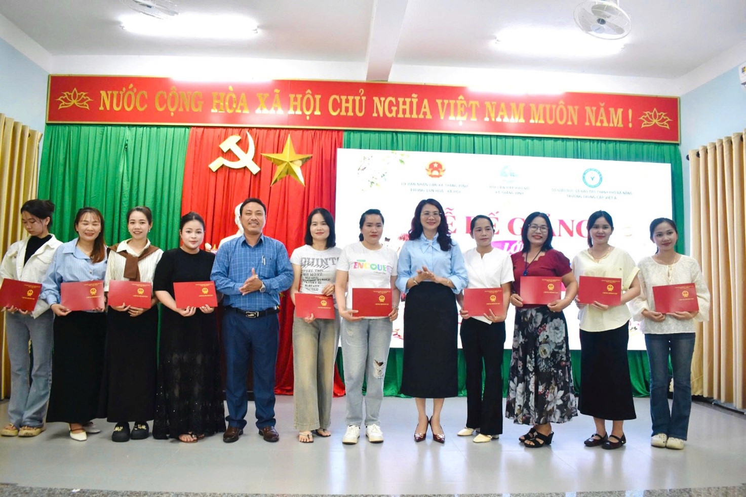 Trao chứng nhận cho 70 học viên lớp trang điểm thẩm mỹ miễn phí