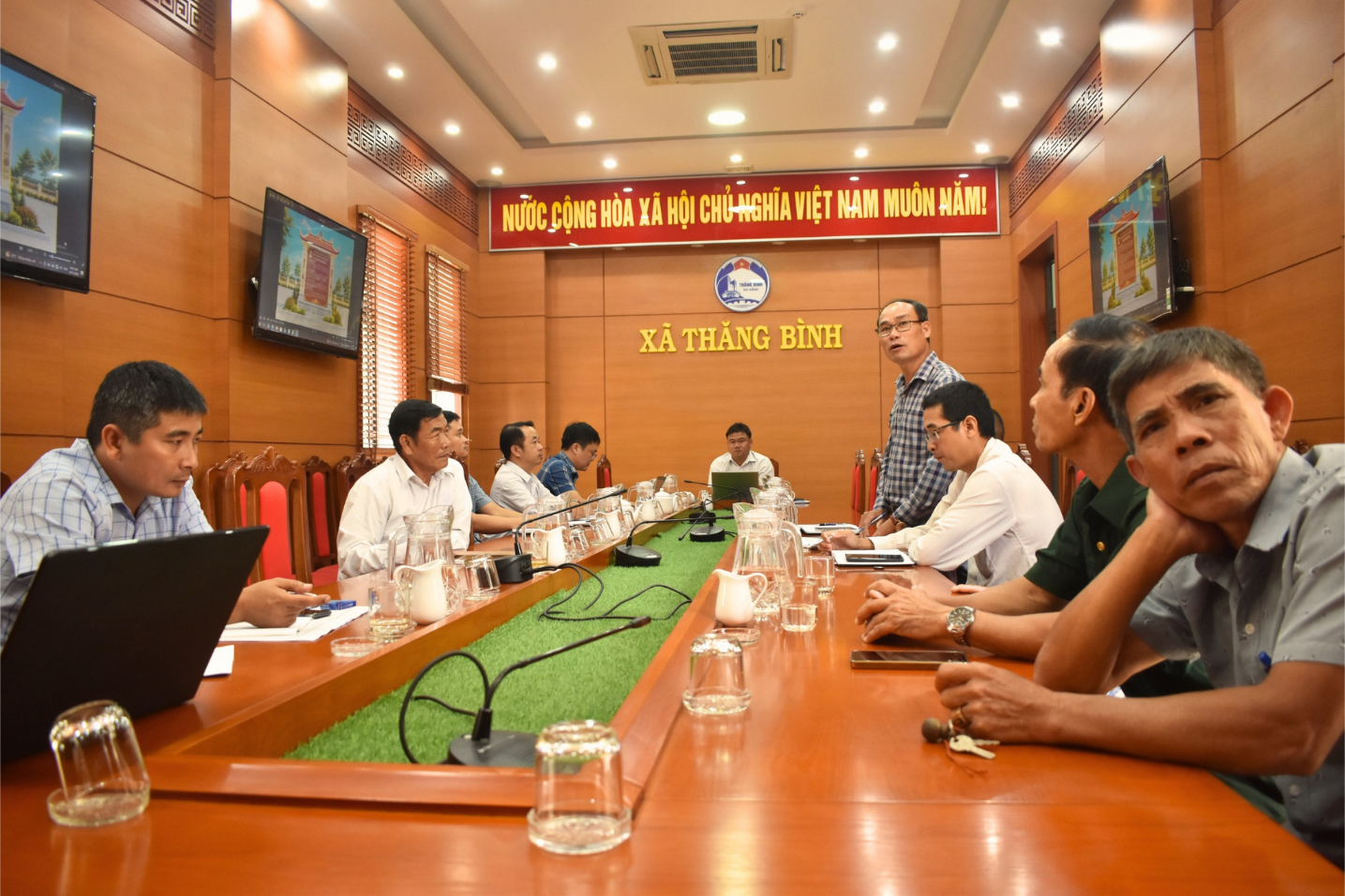 Họp nghe báo cáo phương án thiết kế dự án cải tạo, sửa chữa Nhà làng nghề hương truyền thống Quán Hương