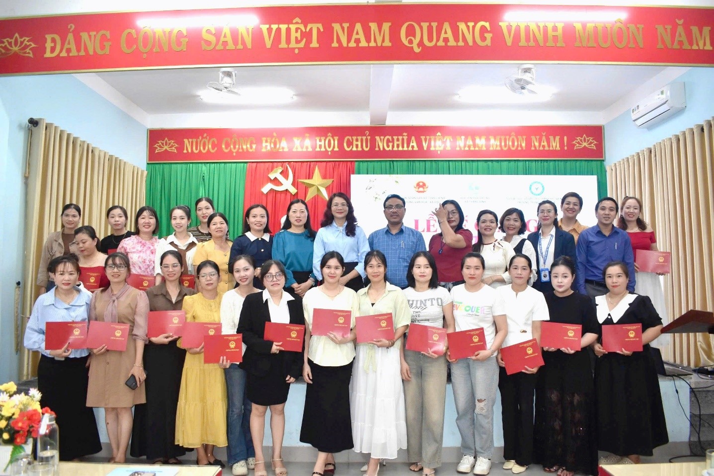 Trao nghề, mở hướng sinh kế cho phụ nữ nông thôn