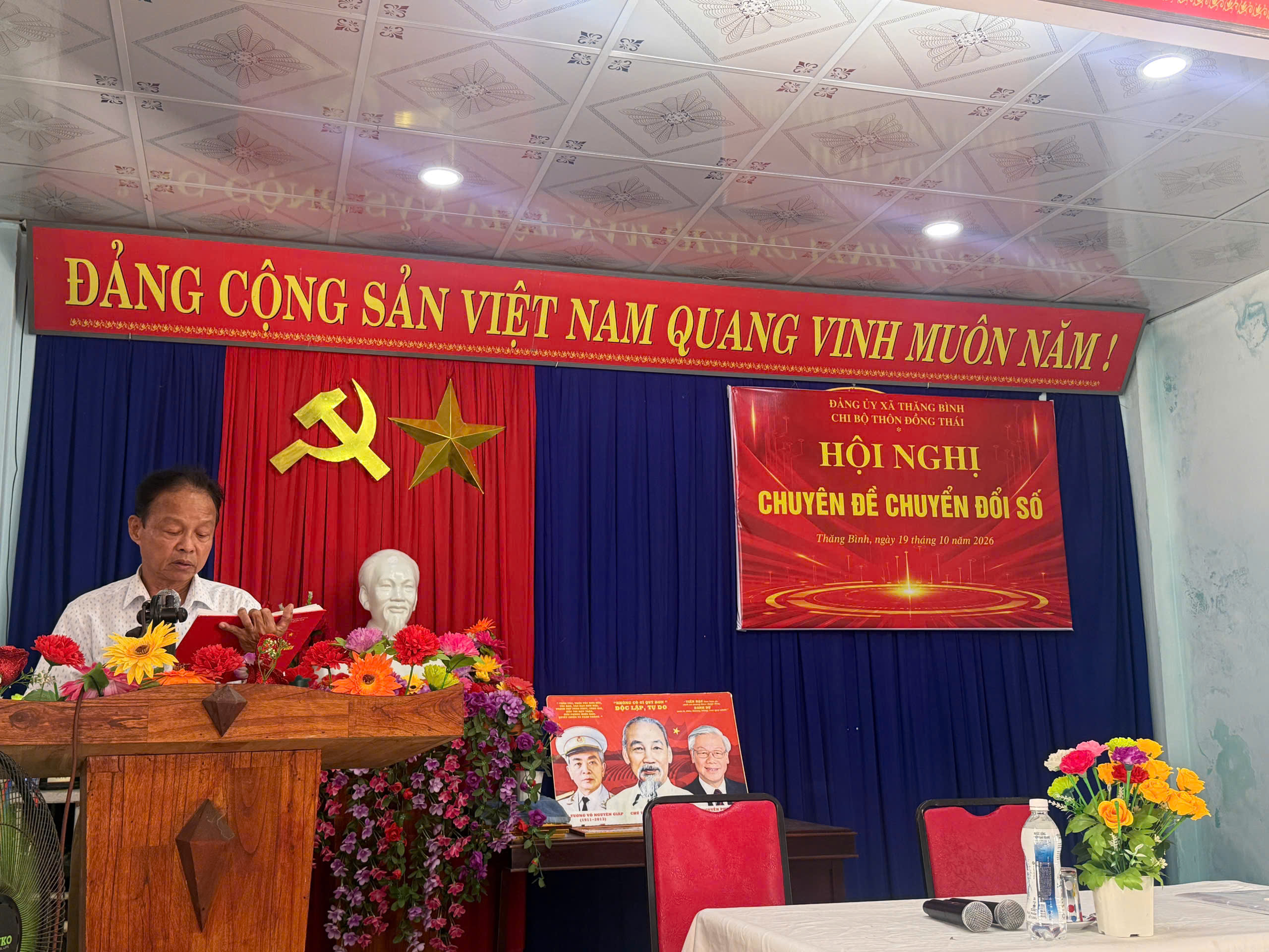 Chi bộ thôn Đồng Thái tổ chức sinh hoạt chuyên đề về chuyển đổi số trong công tác Đảng