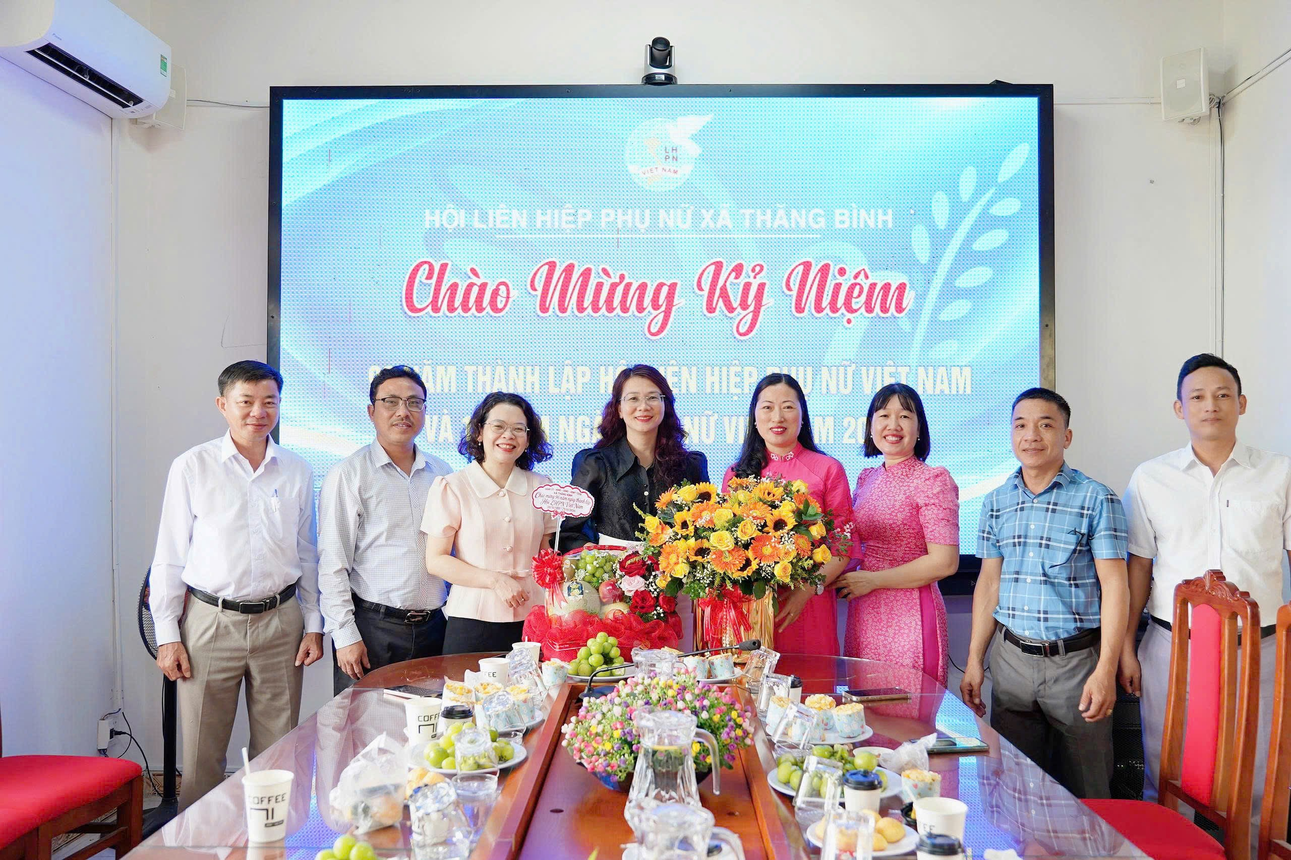 Lãnh đạo xã Thăng Bình thăm, chúc mừng Hội Liên hiệp Phụ nữ xã nhân Ngày Phụ nữ Việt Nam 20/10