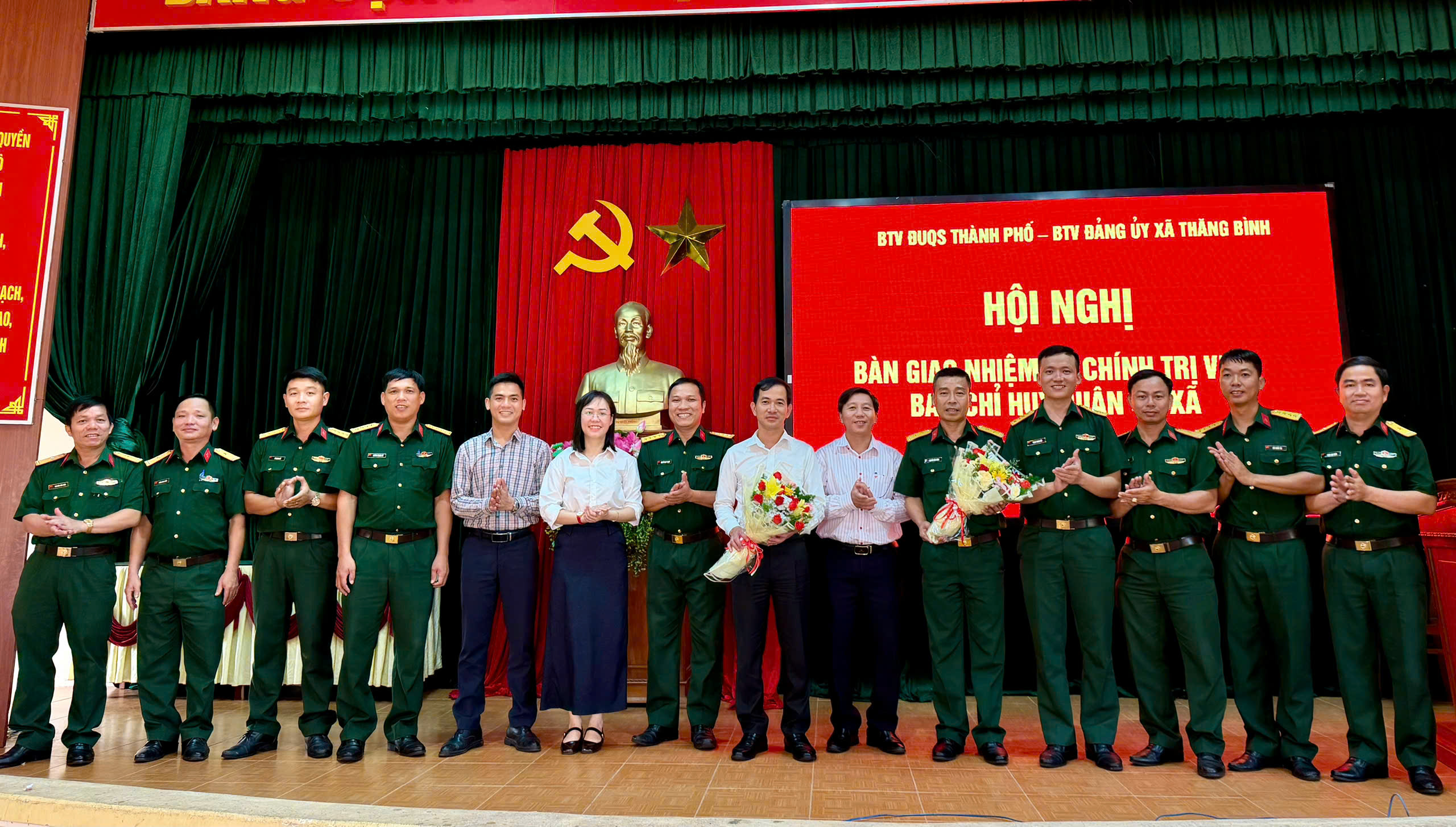 Thăng Bình tổ chức bàn giao chức trách, nhiệm vụ Chính trị viên Ban Chỉ huy Quân sự xã