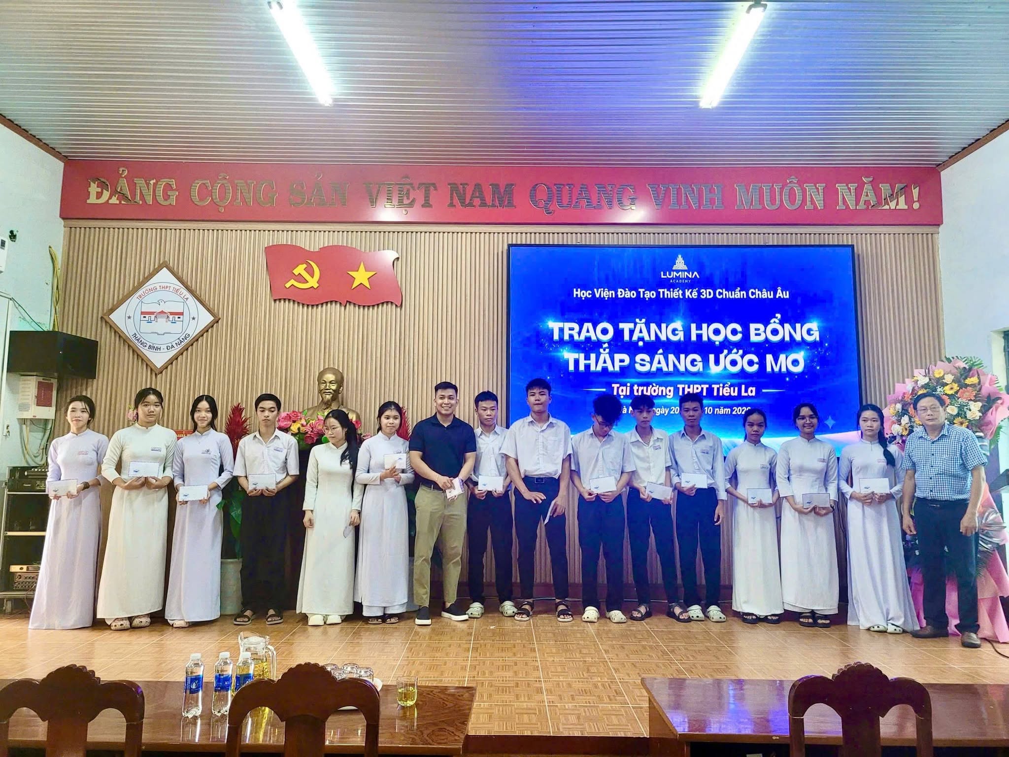 Trường THPT Tiểu La trao 74 suất học bổng “Thắp sáng ước mơ” cho học sinh vượt khó