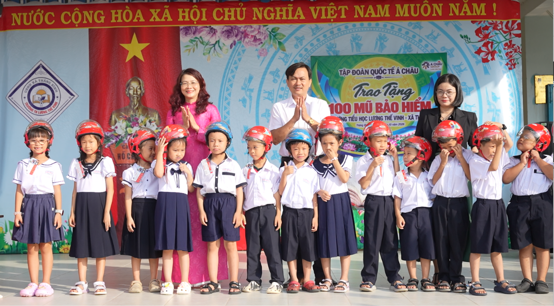 Trao tặng mũ bảo hiểm cho học sinh tiểu học, lan tỏa ý thức tham gia giao thông an toàn
