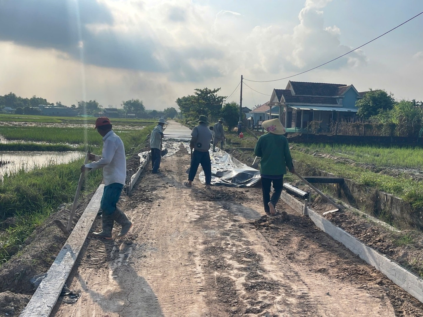 Người dân thôn Quý Thạnh 1 chung sức làm đường giao thông nông thôn