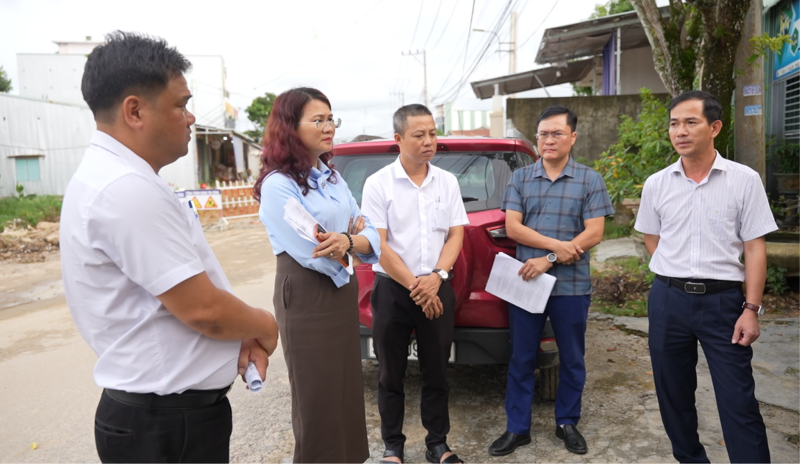 Thường trực Đảng ủy xã Thăng Bình kiểm tra, đôn đốc tiến độ thực hiện dự án đường Tiểu La (Tư Thiết - Bình Quý)